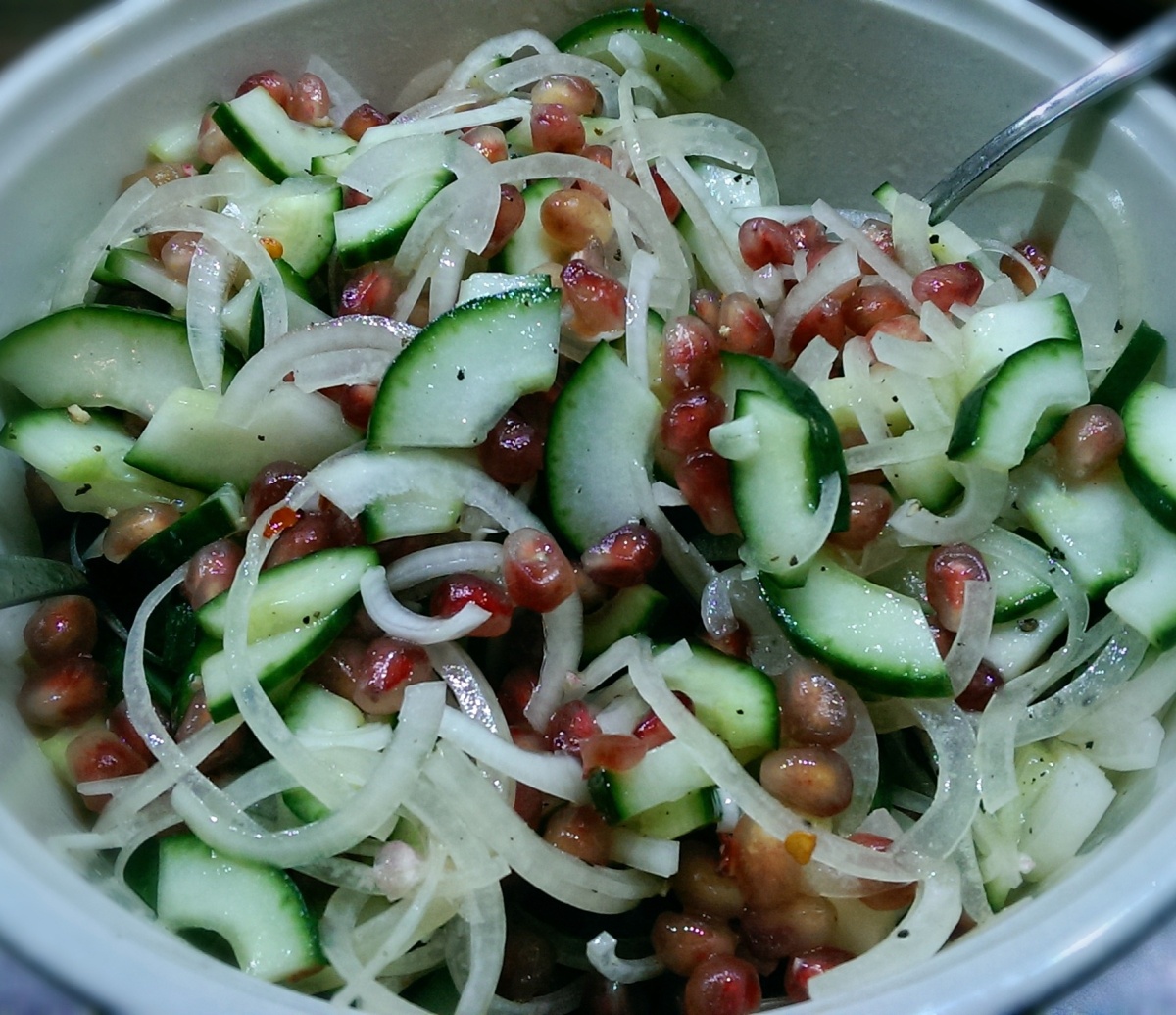 Ganz einfacher Gurkensalat mit Granatapfel – Nina kocht